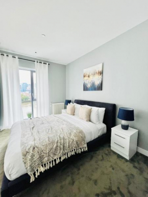 Chic City Island Apartment - Breathtaking Skyline Views, London